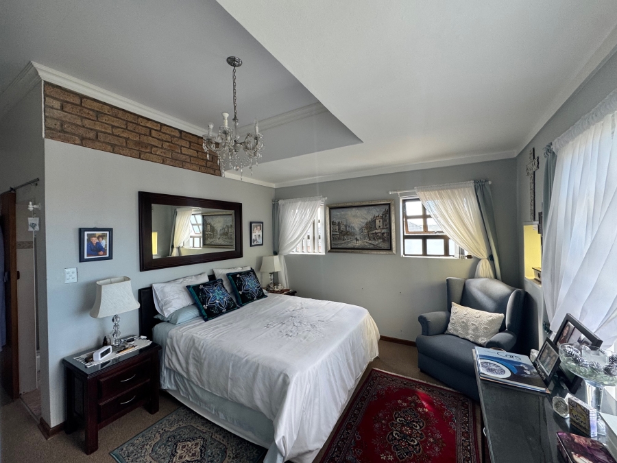 To Let 5 Bedroom Property for Rent in Stilbaai Wes Western Cape